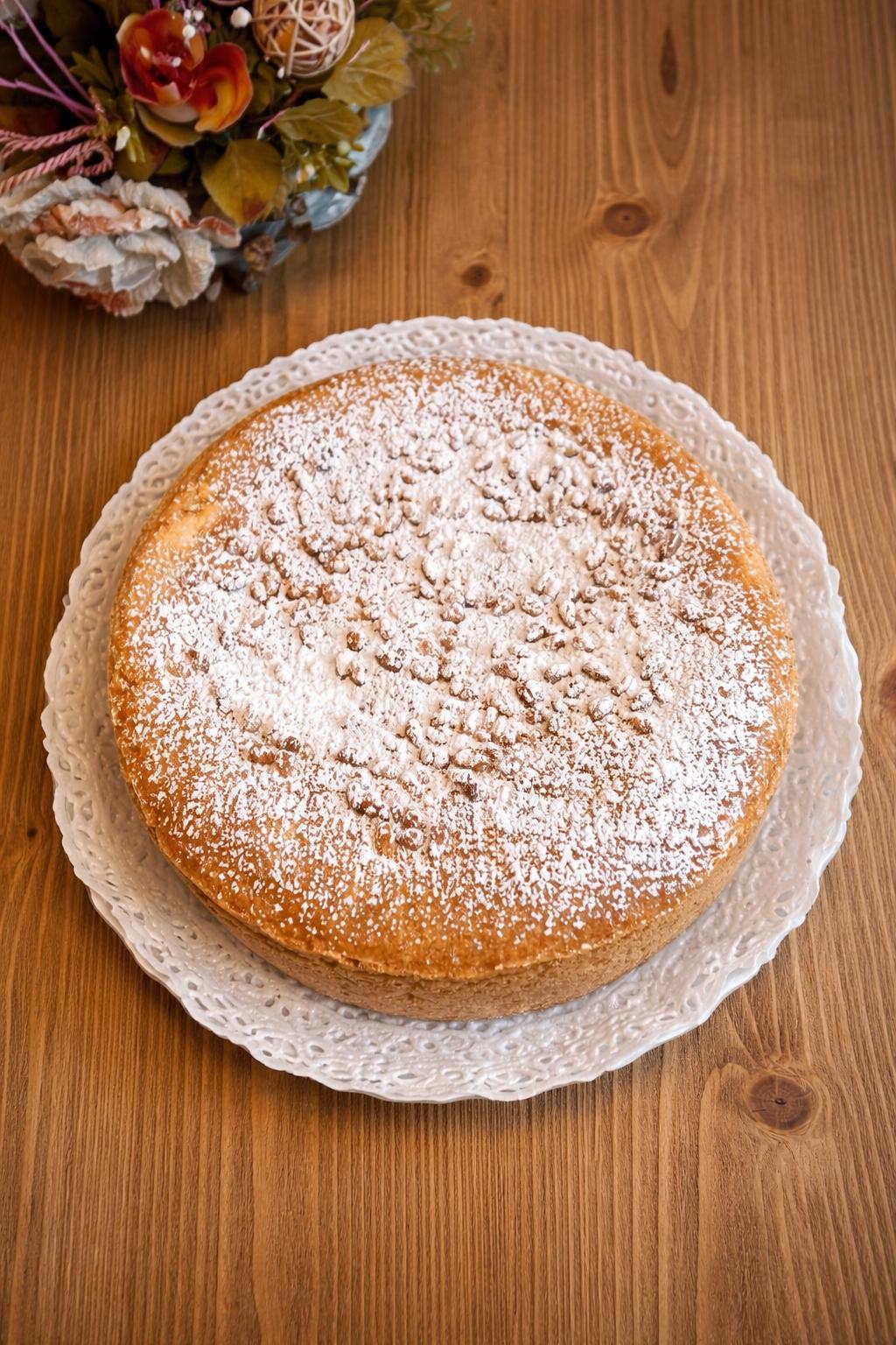 Torta Nonna artigianale con crema e pinoli