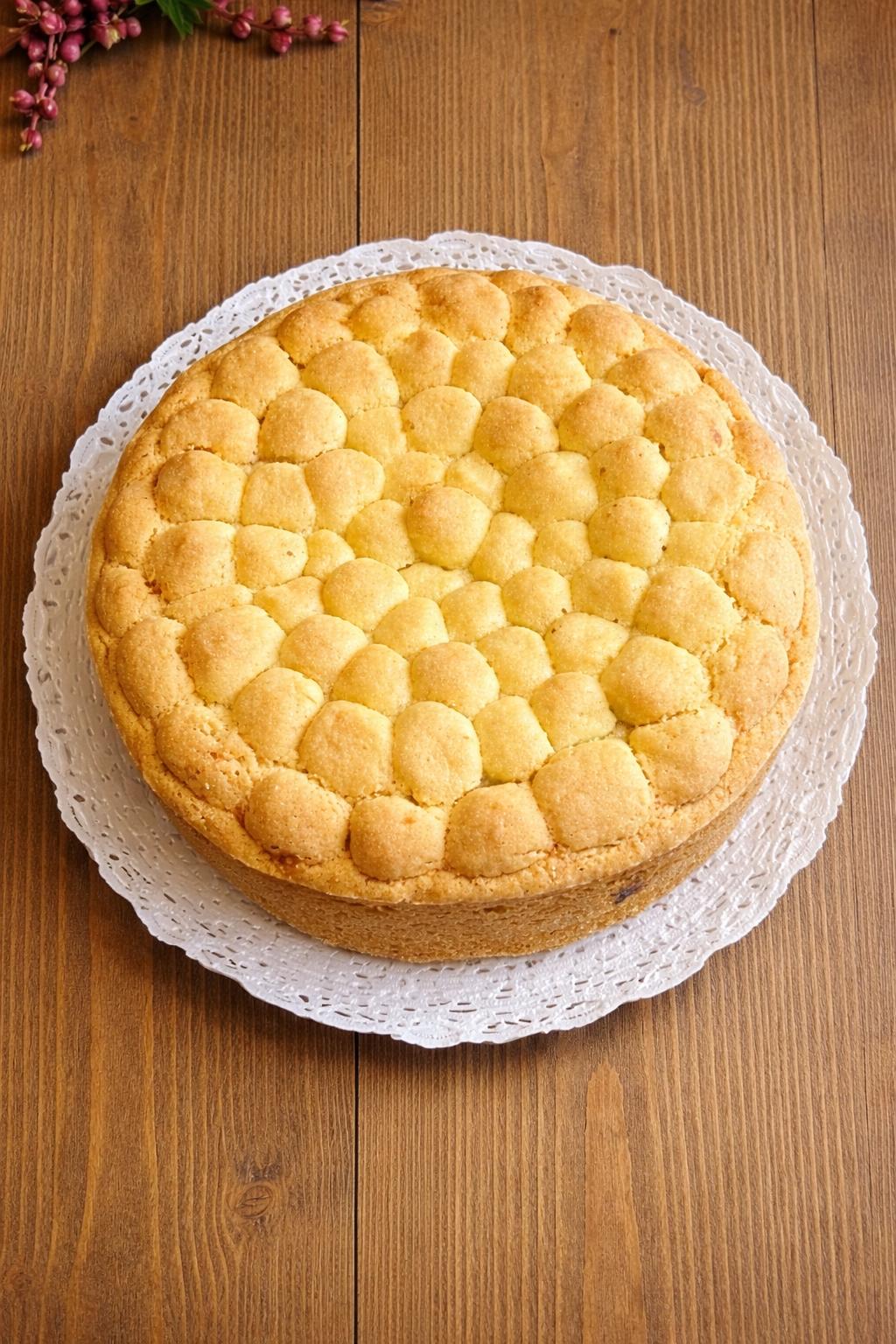 Torta Peio tradizionale con mandorle e uvetta
