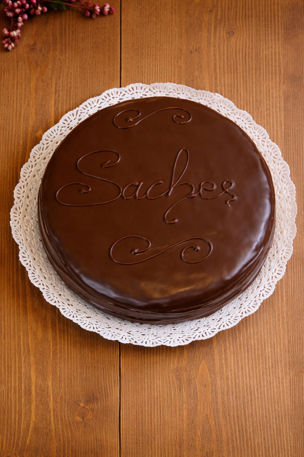 Torta Sacher tradizionale con cioccolato e marmellata